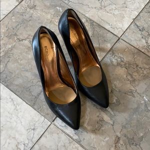 Bcbg closed toe heels pumps black